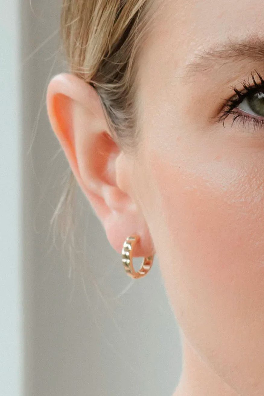 Aretes circulares con textura Juliet Aurel Ugga